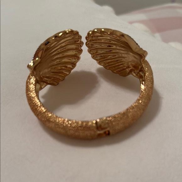 Gold Shell Design Bracelet - Picture 2 of 3